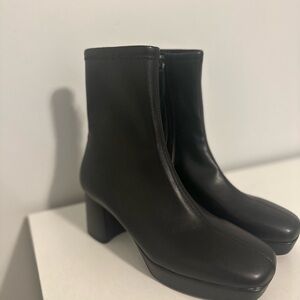 AEROSOLES Black Ankle Boots with Square Heel